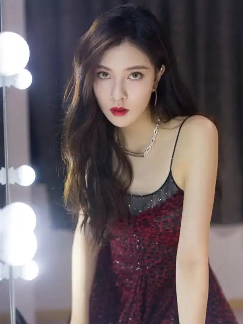 这一件连衣裙的上身部分是是十分修身的搭配,将宋妍霏性感的身材曲线