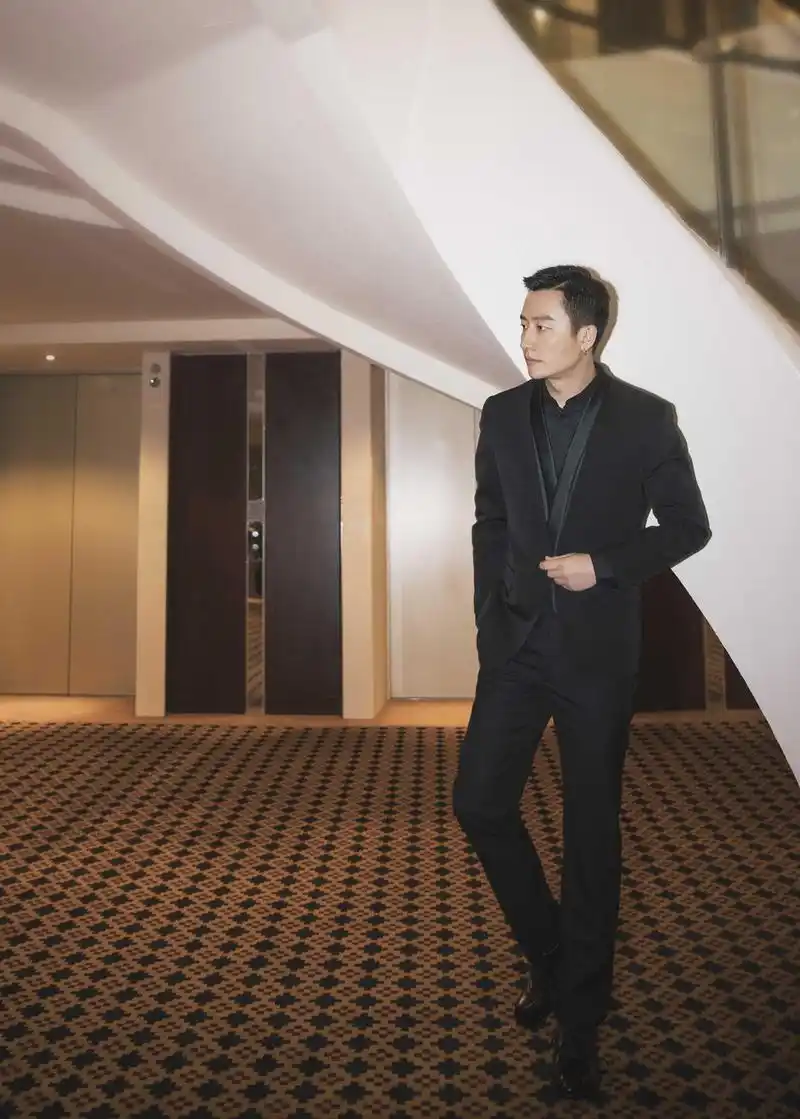 黄轩亮相品牌上海高订大秀 经典黑色西装气宇非凡