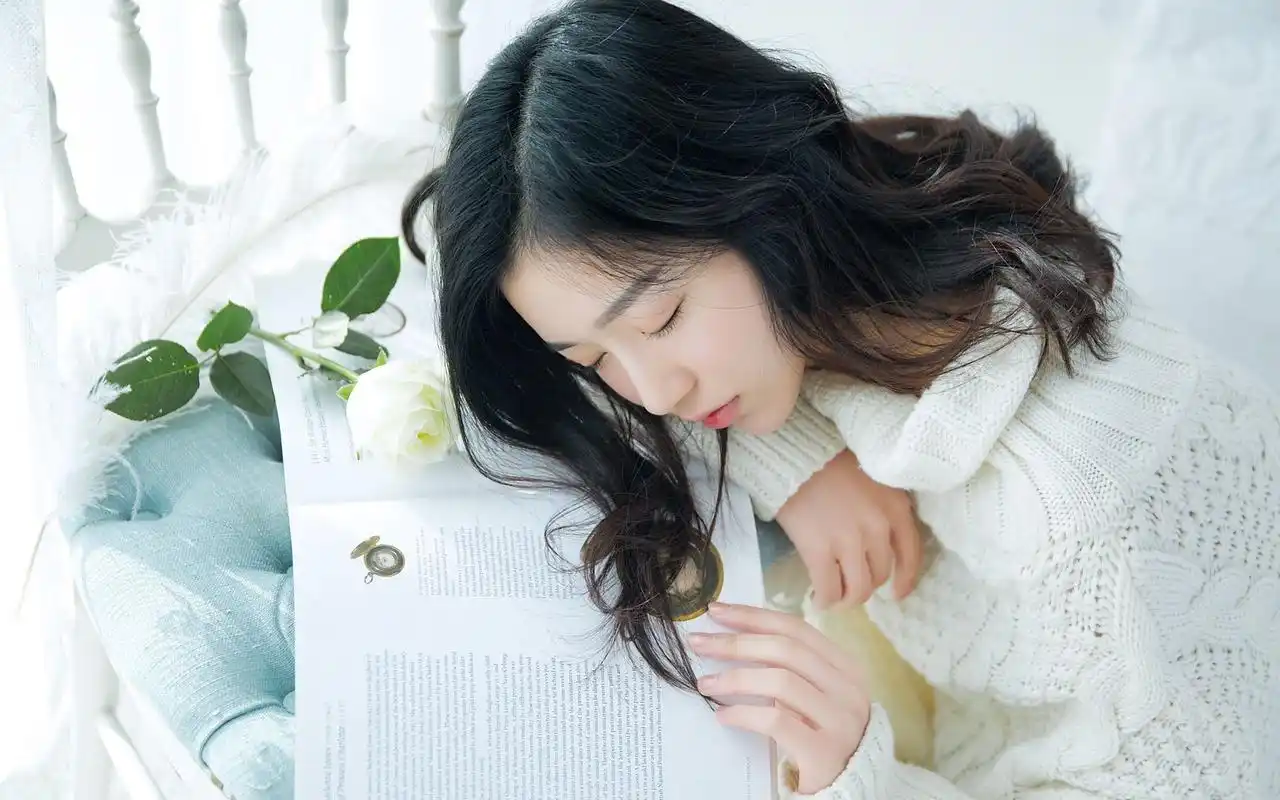 气质女神白色毛衣性感美女写真桌面壁纸