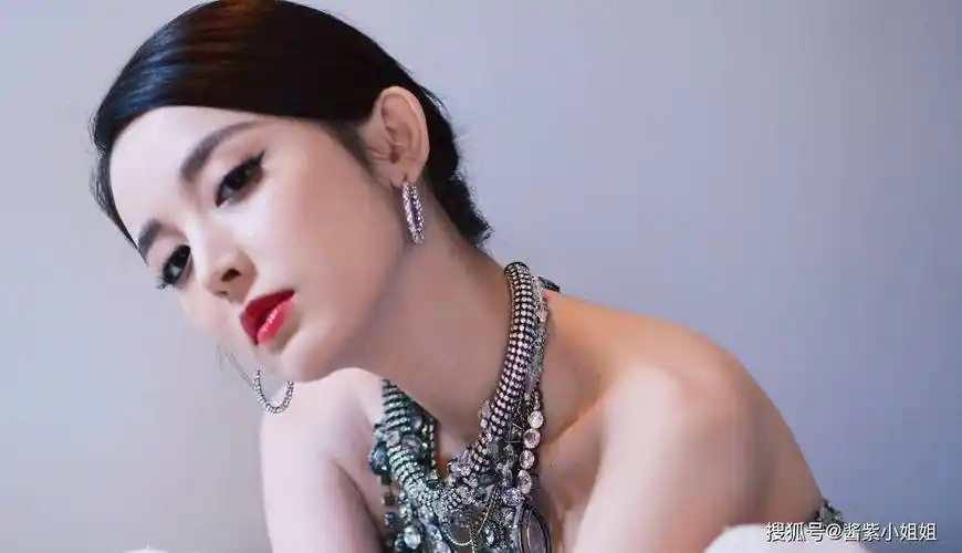 古力娜扎泳衣写真这白美的皮肤闪闪发光