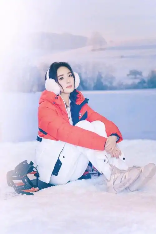 杨幂冬日穿搭冰雪世界演绎浪漫时尚魅力