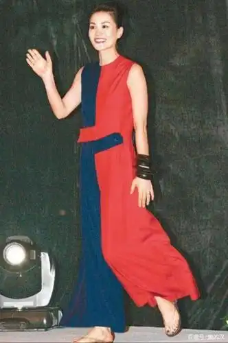 光脚的王菲俏皮可爱