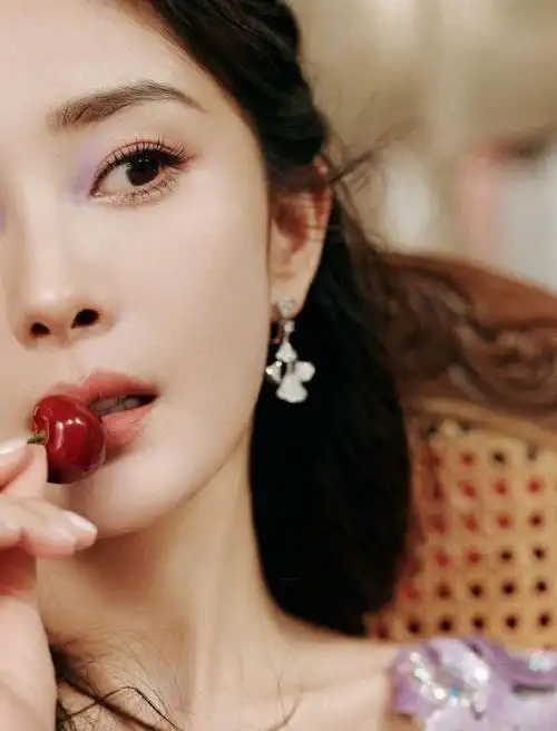 杨幂丁香花仙子##杨幂紫色截断眼妆