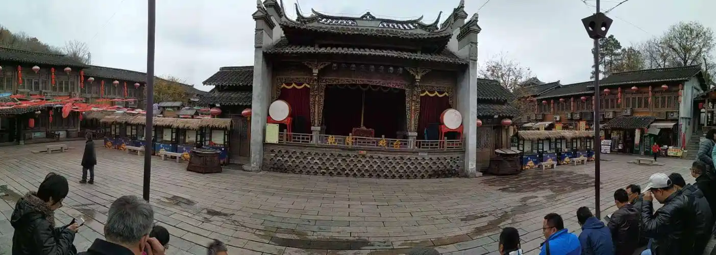 景区中心的位置有一个古戏楼,每天会为游客表演正宗的黄梅戏剧,让你