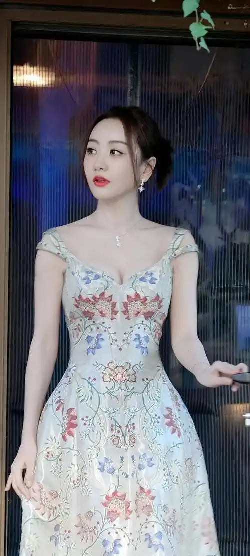 杨蓉一人去甘孜旅行,43岁单身不缺钱,感叹:不可能占尽所有好处