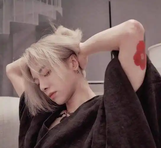 华语乐坛领军人华晨宇晒新造型!