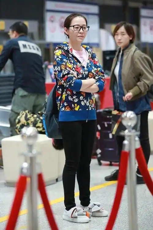 张靓颖真是该提升自己的衣品了一身花外套却带着土气感觉不美