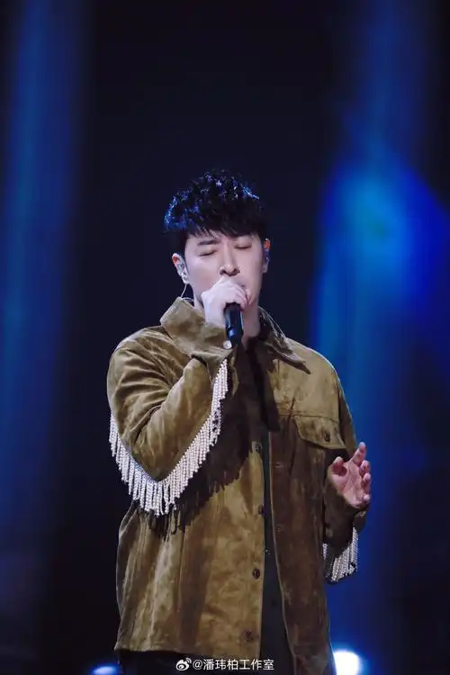 潘玮柏超话90#潘玮柏中国好声音#能量满分的歌手安静倾听的导师属于
