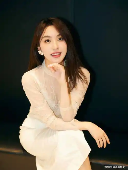 李菲儿的颜值犹如晨光中的露珠,晶莹剔透,让人一见难忘.