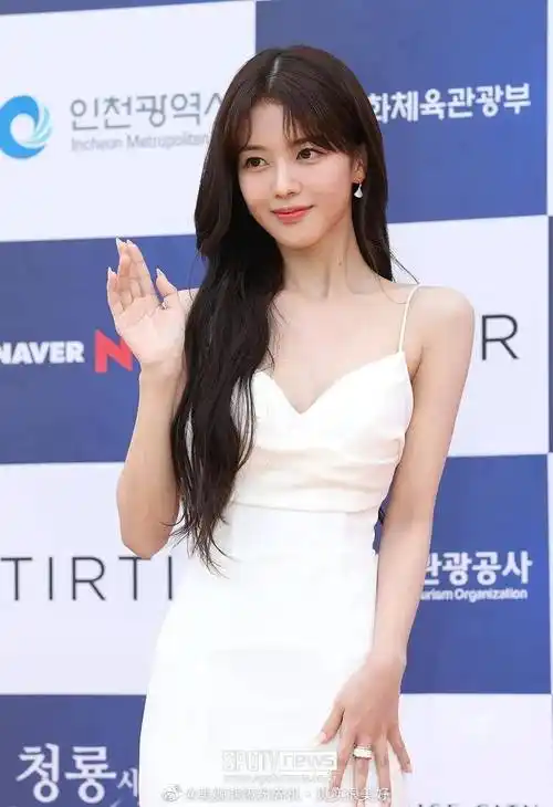 韩国女星卢正义穿吊带白裙太惊艳!