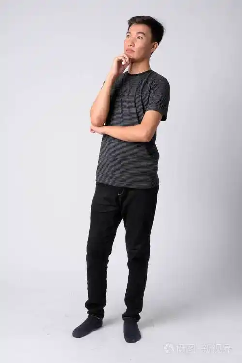 亚洲年轻帅哥思考的全身照
