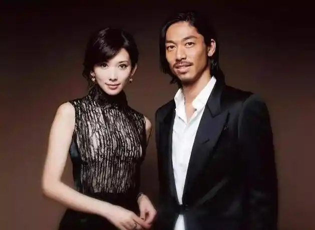 2005年林志玲浴袍照曝光,对方正是言承旭,竟是因为一部手机_小时候