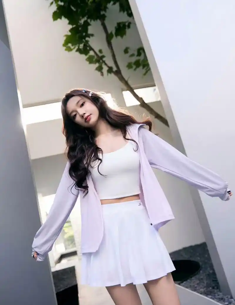 程潇白色超短裙秀,美白肉腿与丰满事业线堪称双重诱惑,太迷人了!