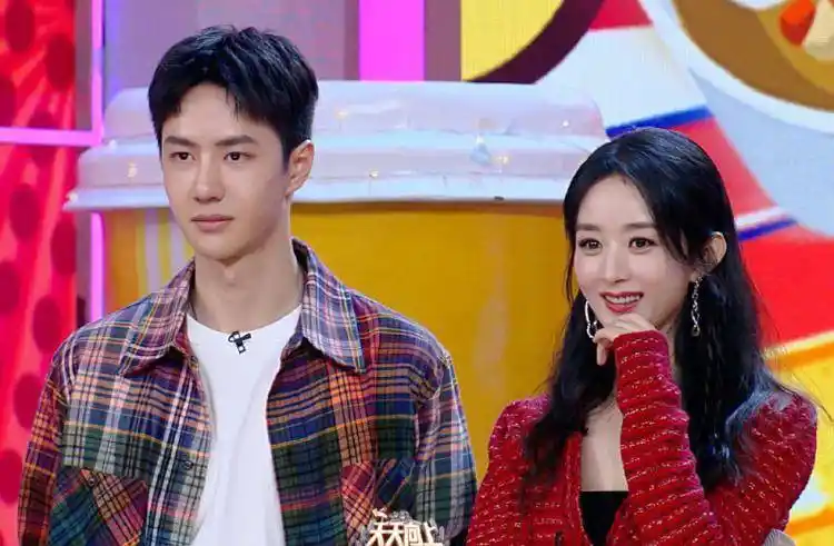 王一博在前面表演,赵丽颖却偷偷整理自己的衣服,太瘦也是种苦恼_节目