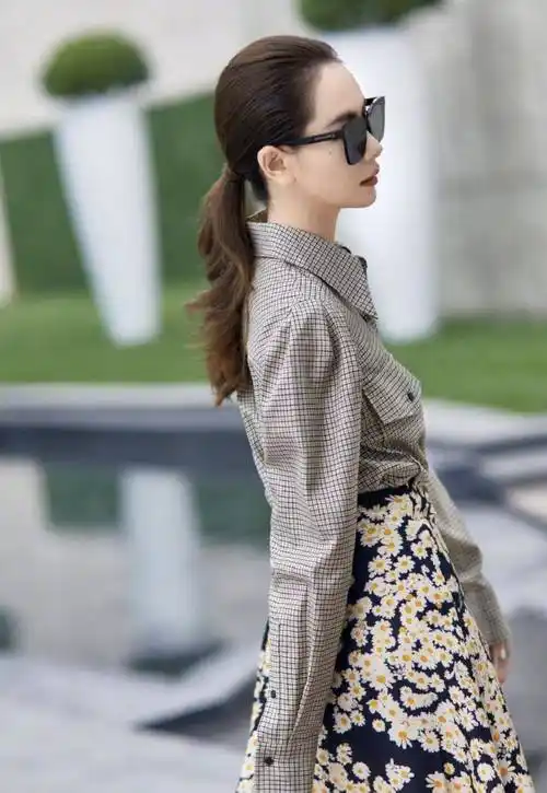 原创36岁戚薇仿佛冻龄格子上衣搭配雏菊裙子真不愧是带货女王