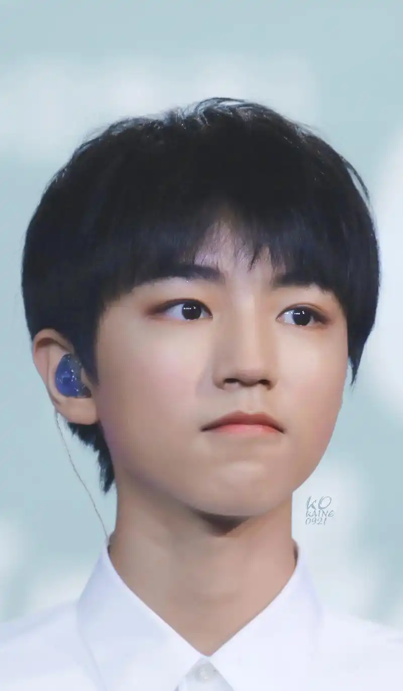 王俊凯这组图未免太过于精致了,侧脸凸出来的喉结真的是致命一击