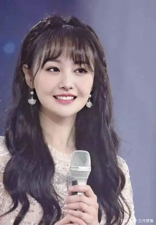 郑爽的感情一波三折,网友呼吁:在感情里自信起来,再长点心眼