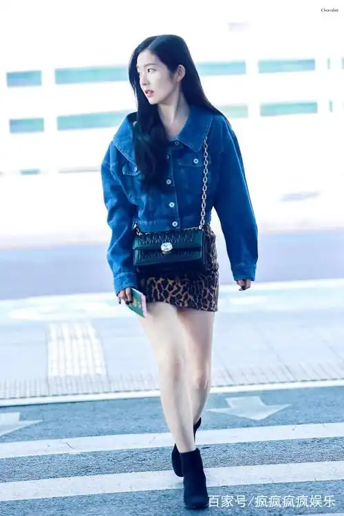 机场还是牛仔活力少女,秀场变身霸道女总裁,裴珠泫生图也能打!