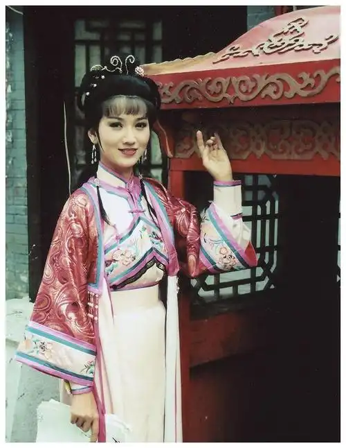 一部暴露年龄的老剧《戏说乾隆》—赵雅芝演的程淮秀真是英姿飒爽