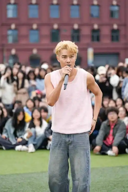 "影迷"们一起开启歌手吴克群空降川影为你做不可能的事……""为你写诗