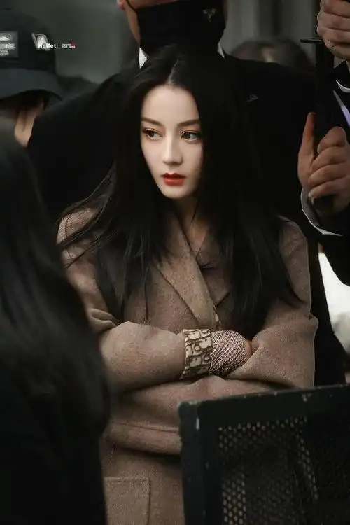 迪丽热巴活动生图曝光全程冷脸让助理提裙子被礼仪比下去