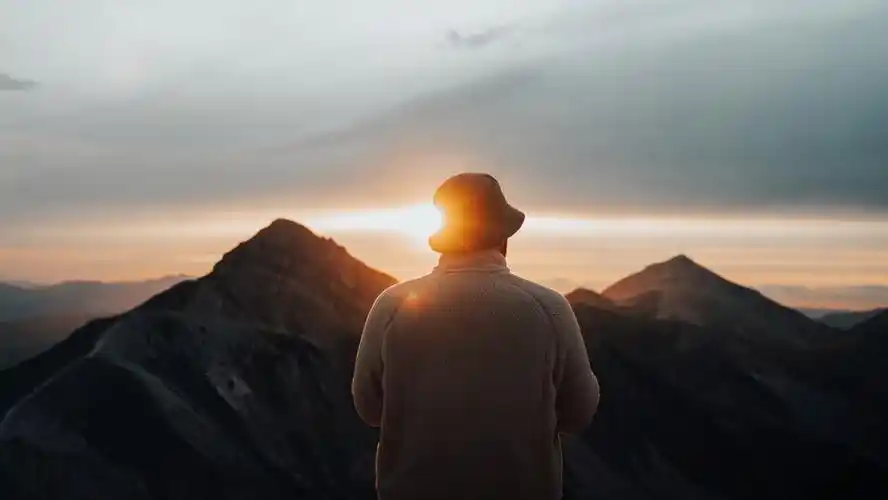 山顶逆光的男人图片