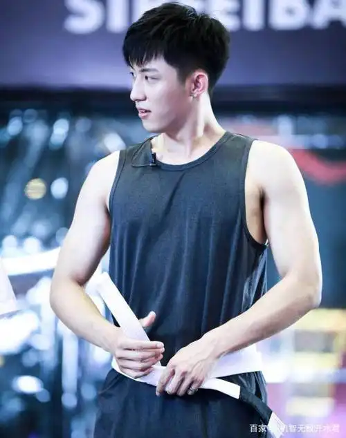 黄景瑜上称晒体重,别人是胖了,你这是又壮了啊!