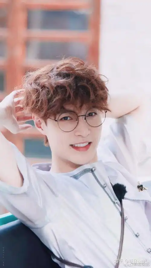 有没有张艺兴的图片笑得很开心尤其是对着镜头笑的那种