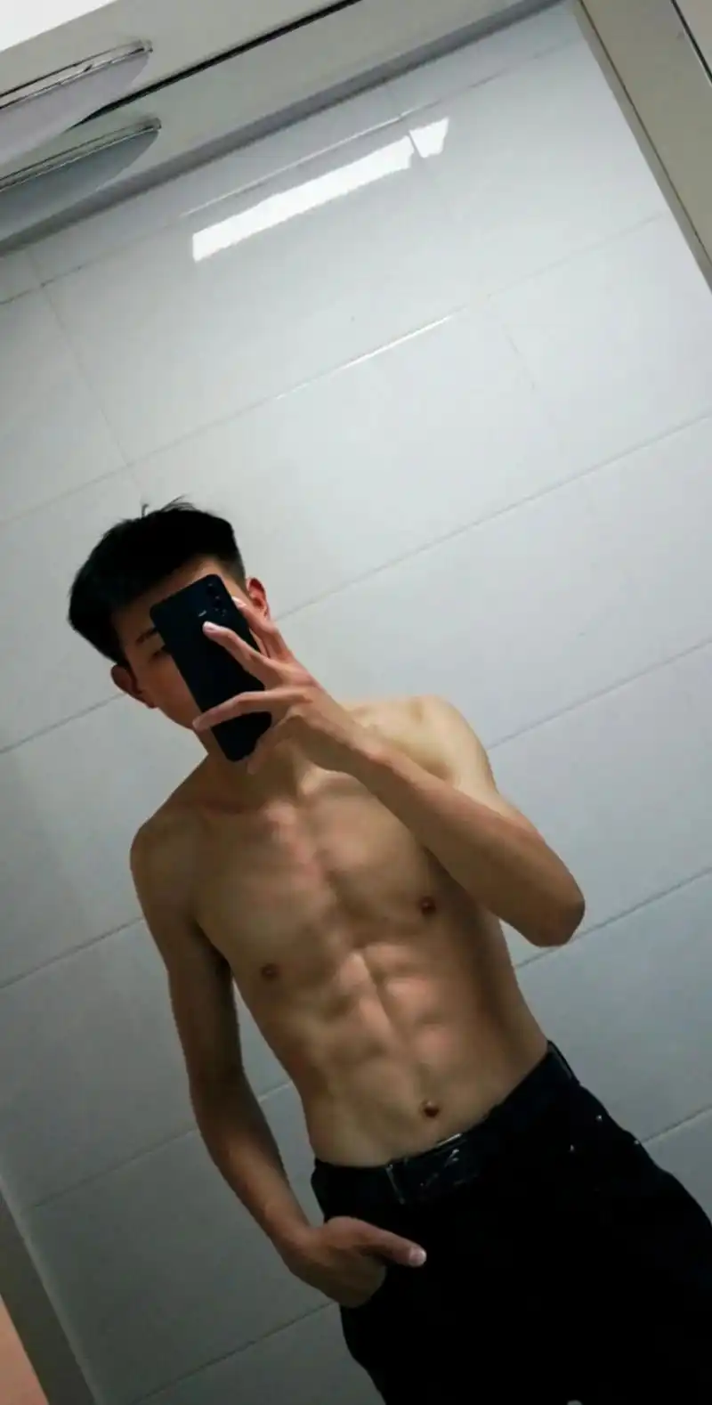 妹妹想摸摸腹肌是什么感觉吗 手感嘎嘎棒 #腹肌男孩 - 抖音