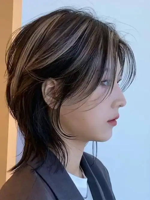 女生剪鲻鱼狼尾短发的层次结构上下层次与前后组合层次结构,呈现出