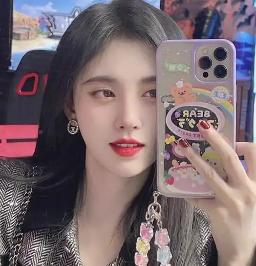 鞠婧祎晒十几张怼脸近照真实素颜引关注,这下没人质疑她动过脸了