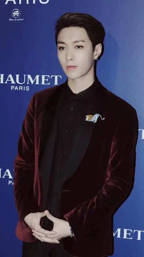 张艺兴穿酒红色西服内搭黑色衬衣亮相品牌活动,皮肤白皙帅气十足