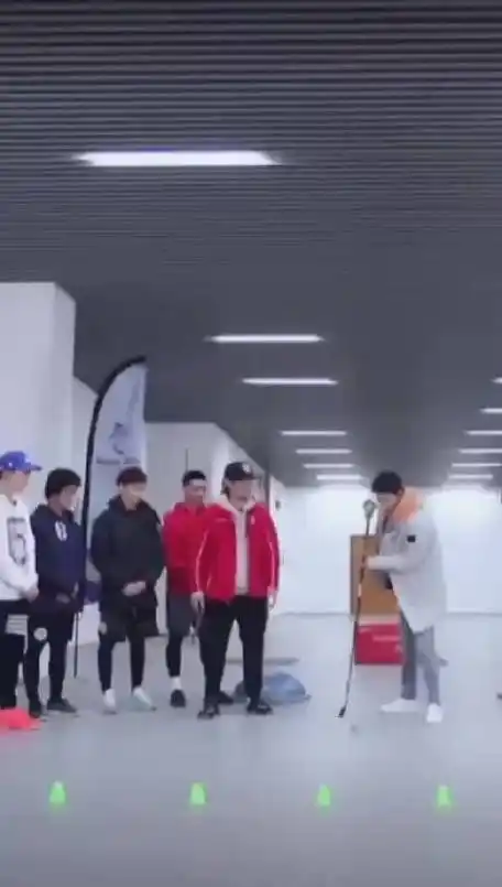 "夸不得,一夸它就跑了",抠脸脸,有点儿不好意思了xz|肖战_新浪新闻