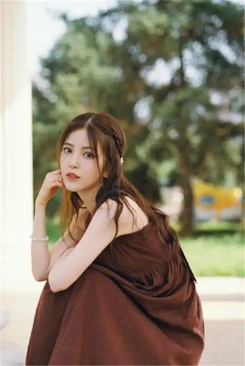 朱丹妮户外写真,一袭吊带长裙,全身散发着浪漫青春的甜美气息