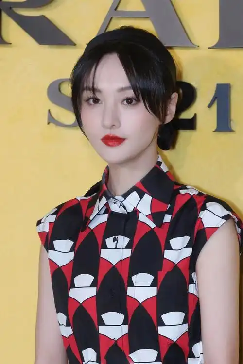 简介:郑爽黑色百褶裙优雅写真图片,分享一组郑爽图片给大家,图中的