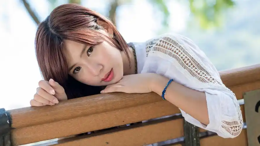 qq女生专属干净的背景图-美女壁纸 - 壁纸家