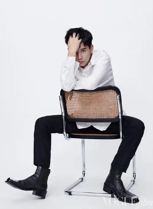 【#voguefilm#新青年札记——@演员胡先煦】"在少年时,言少年事.