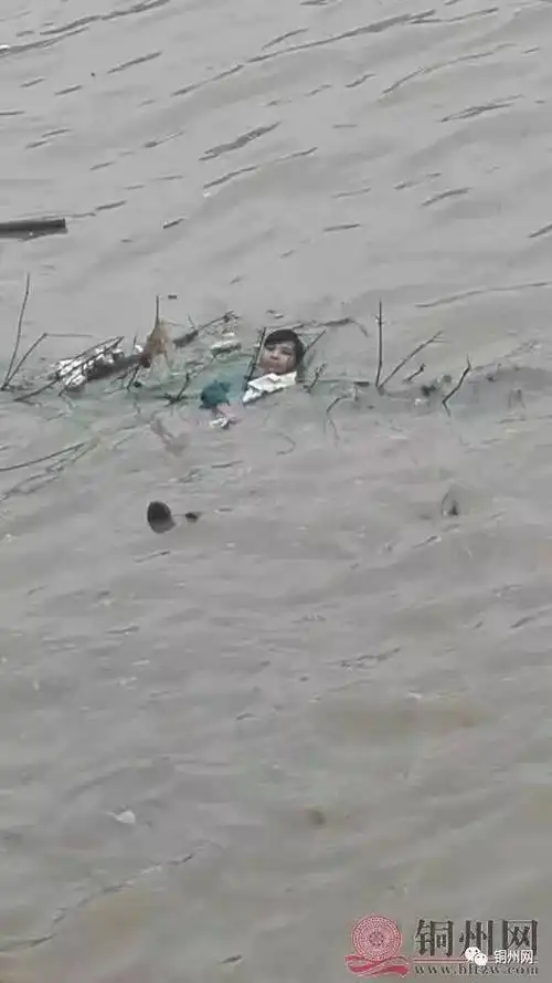 超级惨料北流陵初门口又浮起一具女尸一大早吓死人