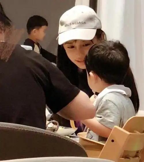 杨颖儿子正面近照曝光,2岁小海绵超可爱,眉眼之间像极了黄晓明