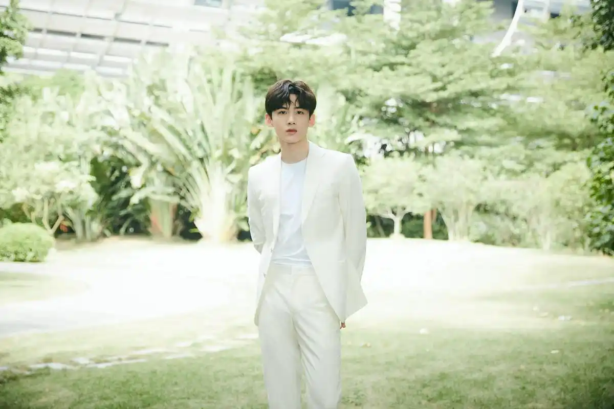 白敬亭纯白西装时尚帅气写真