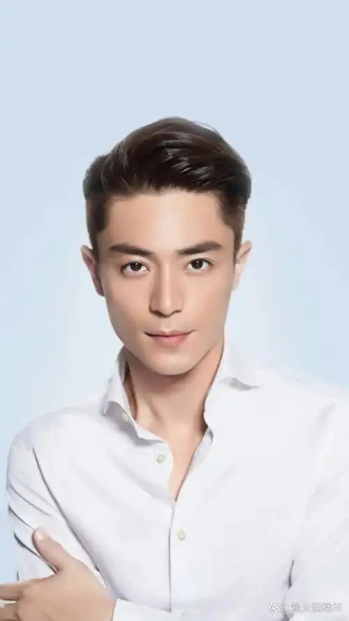 霍建华,温文尔雅的男神,一袭白衣更显气质,微笑间流露出的魅力让人