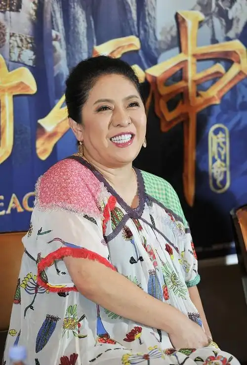 向太穿出了"微胖美精髓",穿拼色印花连衣裙优雅温柔,高贵洋气