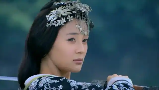 王的女人:妙戈给云狂舞蹈,舞完却自尽了,云狂十分心痛