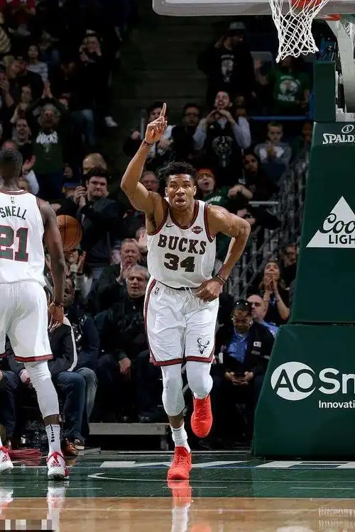 猛龙队赢球,球队大将洛瑞表现还可以,他是球队赢球的功臣.