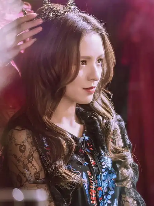 张予曦 | 韫色过浓欲戴皇冠 必承其重