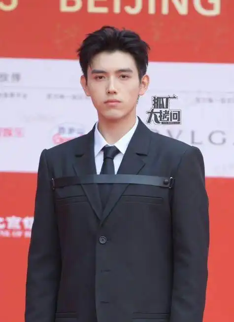 陈飞宇周也红毯状态引热议全程板着脸无交流被指像欠了八百万