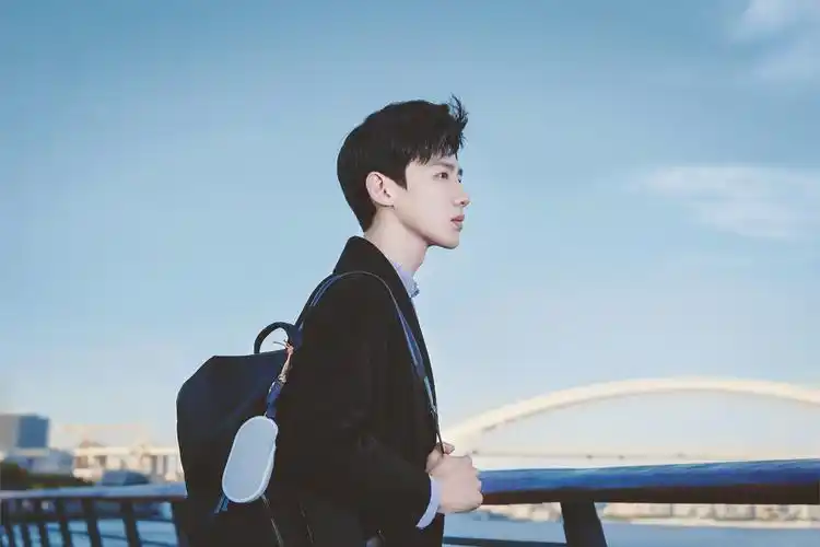 白敬亭 cr:中四叽 - 堆糖,美图壁纸兴趣社区