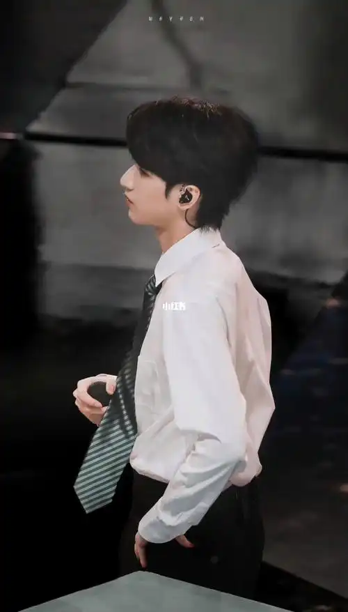 白衣少年78_严浩翔_娱乐_明星娱乐资讯