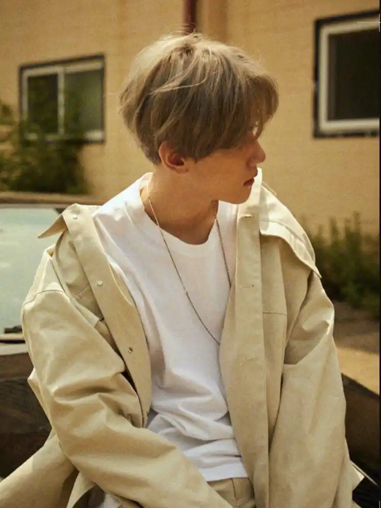 边伯贤新专上线,多套造型演绎高冷"啵啵虎",居然还撞衫张颜齐