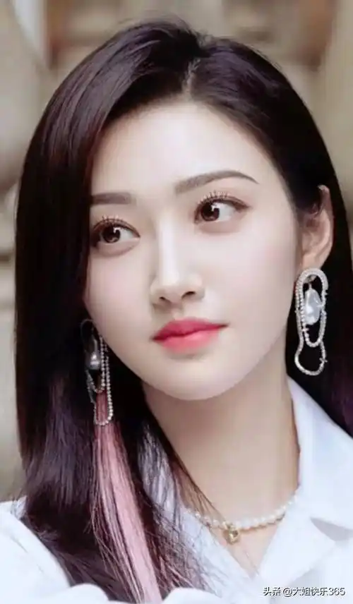 景甜的美貌是一种独特的,具有令人难以抗拒的魅力